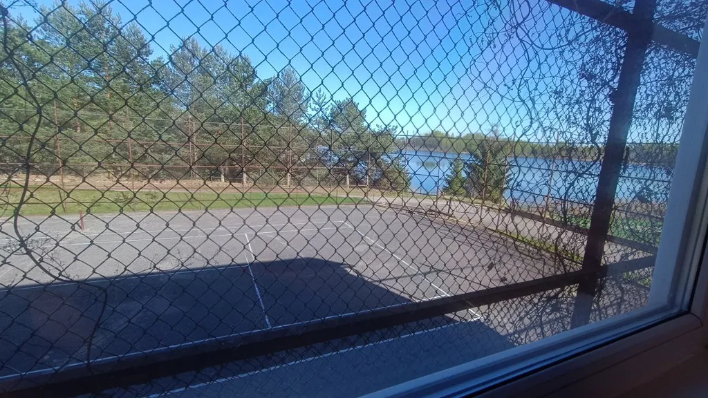 Домик на берегу озера