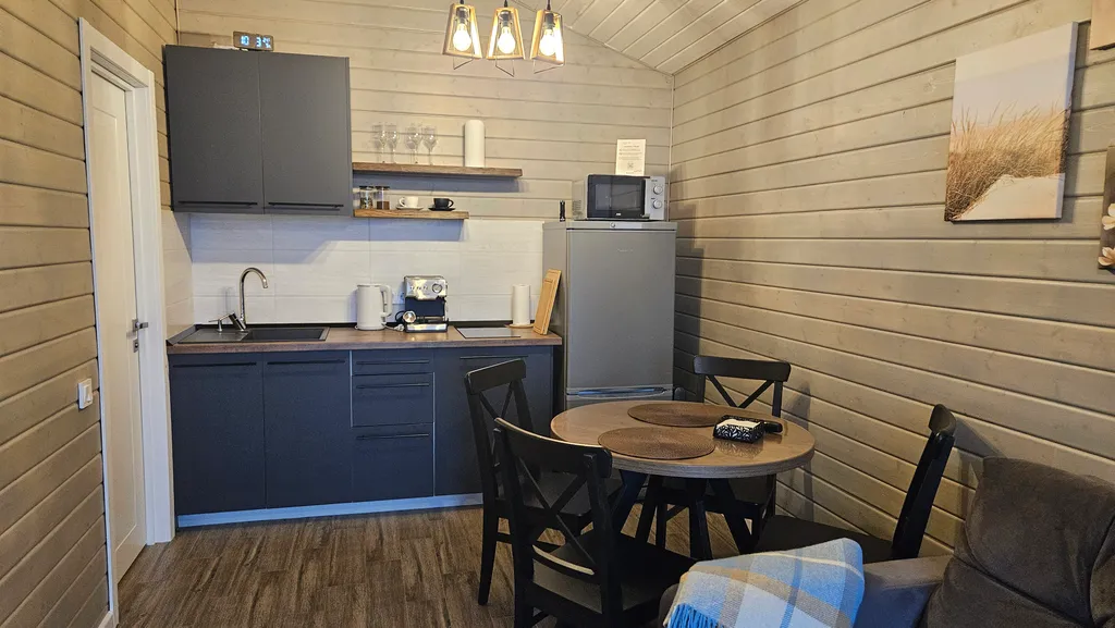 Уютный дом на берегу реки