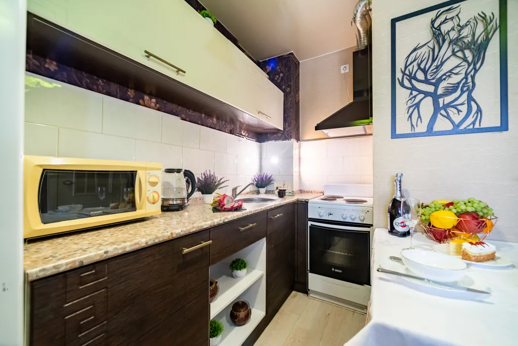 Светлая студия с видом на тихий зелёный двор