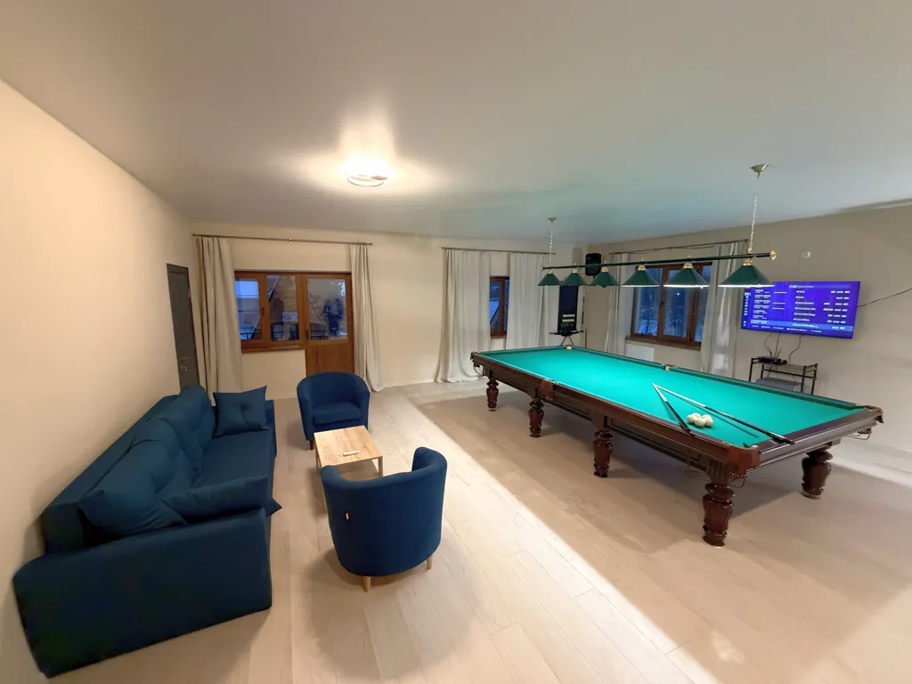 Дом с бассейном и 6 спальнями