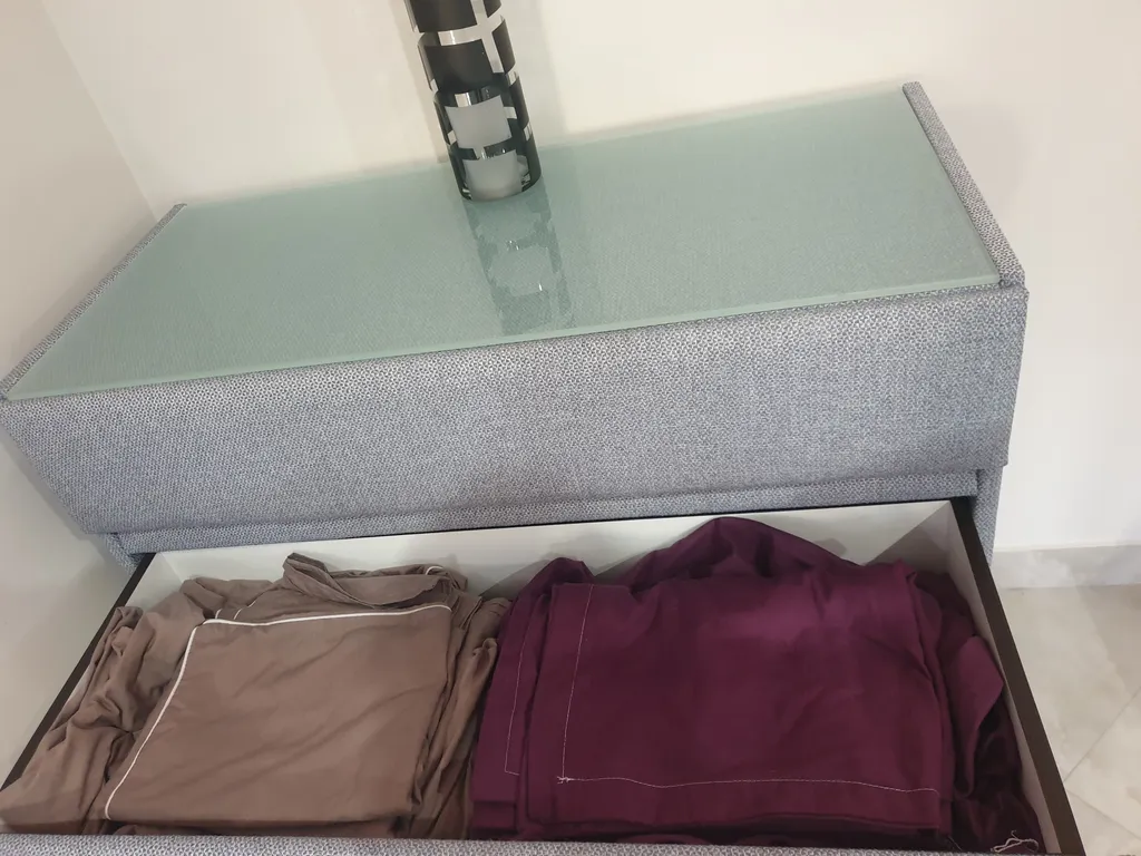 Дизайнерская современная студия в новом доме сердца центра города