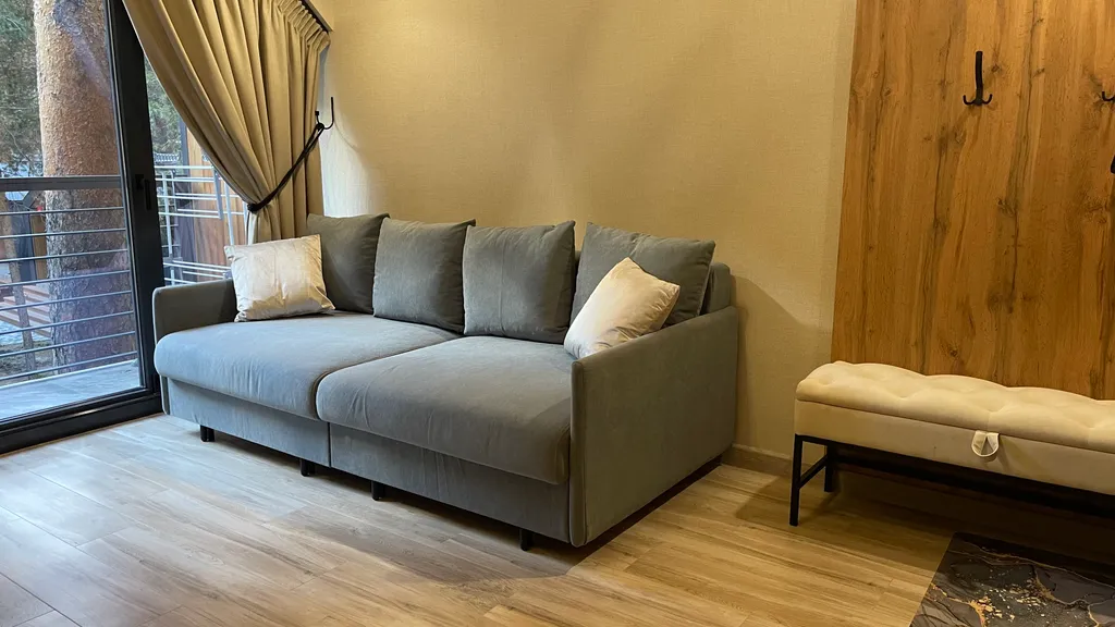 Комфортные номера с витражными окнами и балконом