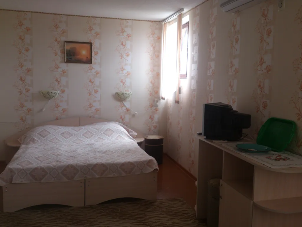 Просторная комната с кондиционером в частном доме