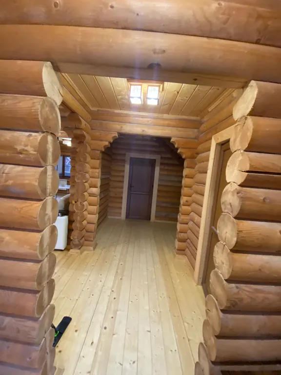 Двухэтажный дом из сруба в живописном месте