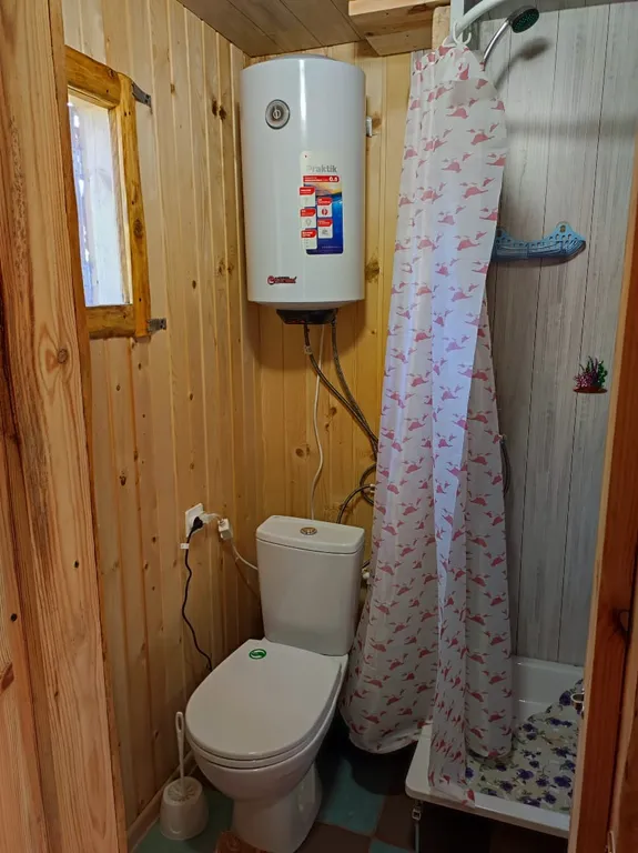 Небольшой домик недалеко от озера