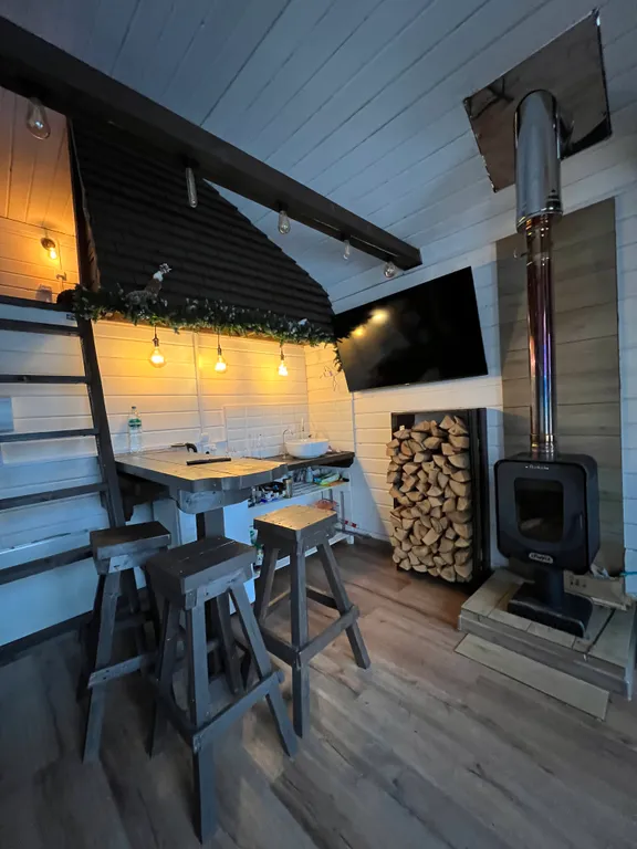 Коттедж Уютный домик с камином и кедровой бочкой на берегу озера — Лобня