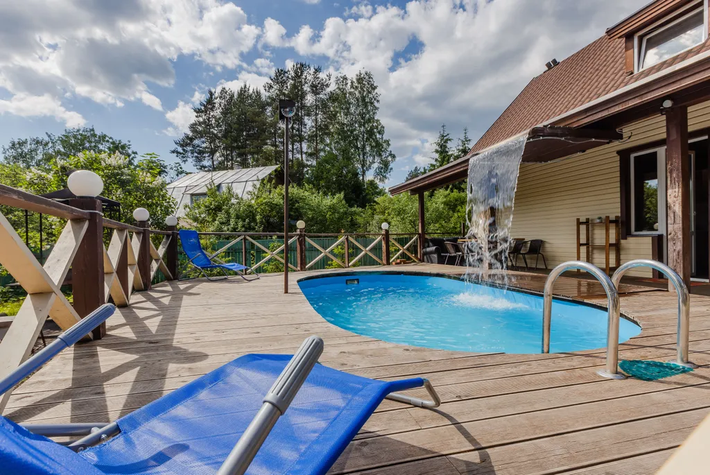 Коттедж с бассейном, баней и 5 спальнями