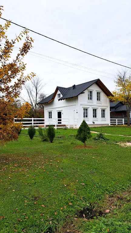 Белый дом на тихой улочке