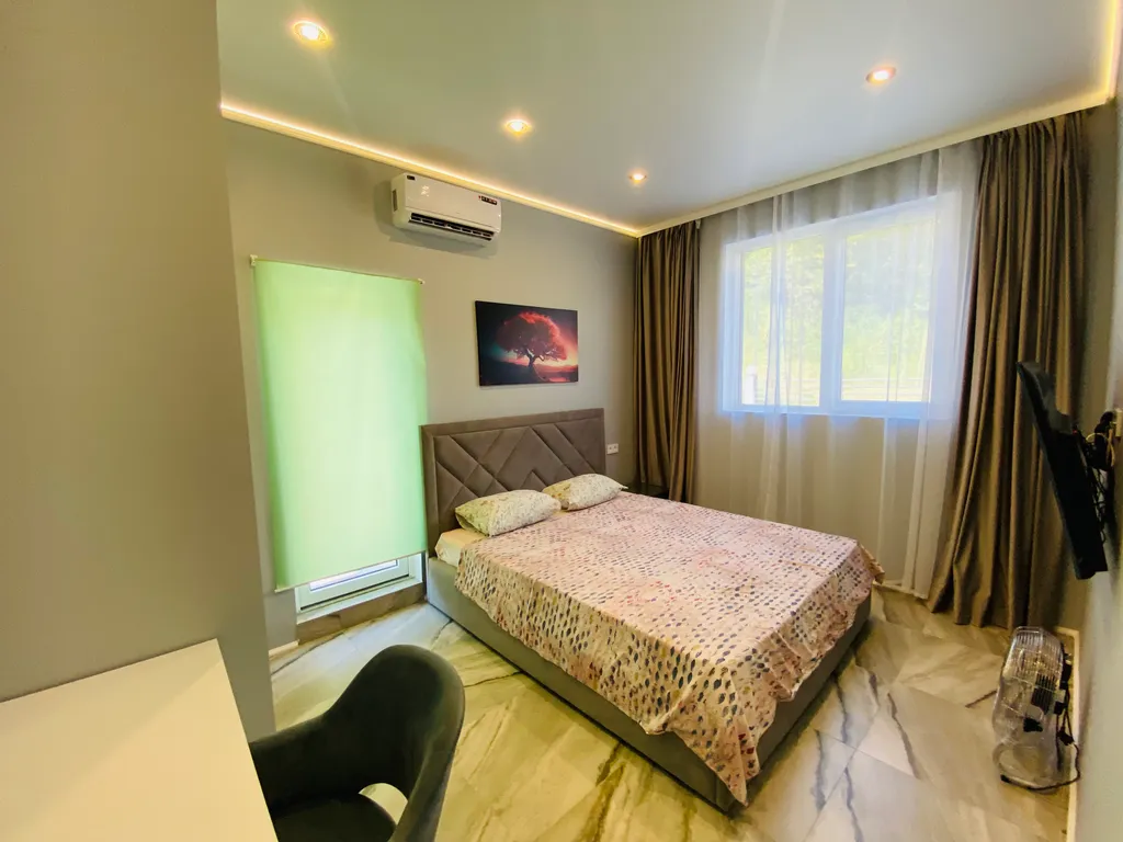 Трехэтажный коттедж с баней и бассейном