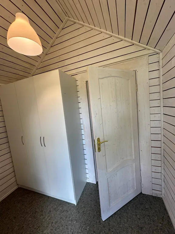 Уютный домик на берегу реки