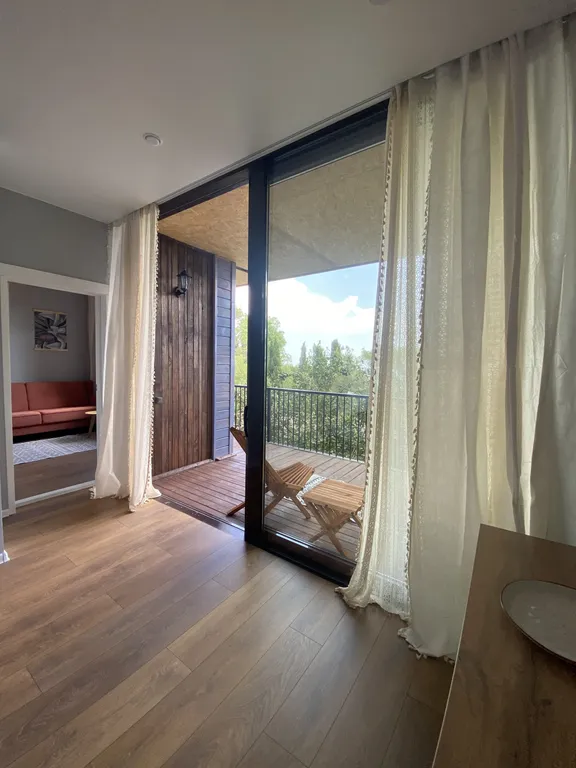 Уютная локация под платаном