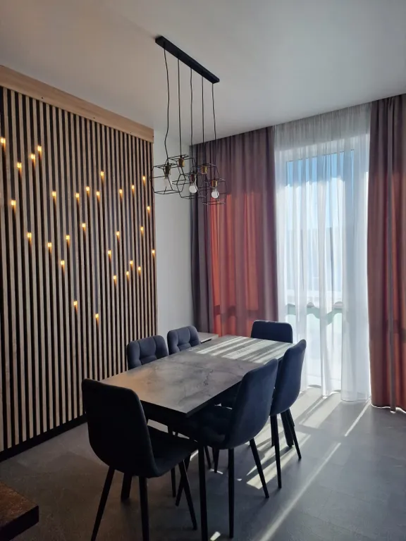 Уютный домик в стиле hi-tech на берегу реки