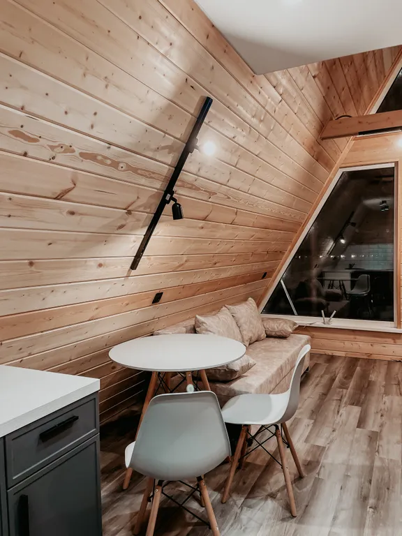 Глэмпинг в сосновом лесу