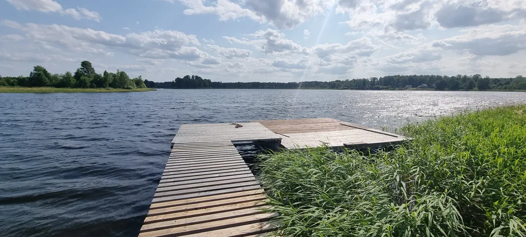 Уютные домики на берегу озера