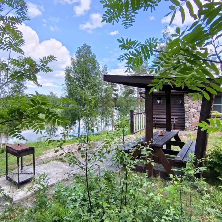 Дом на скале с видом на озеро