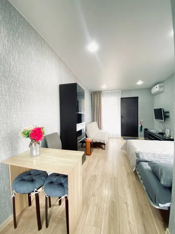 Студия с видом на город