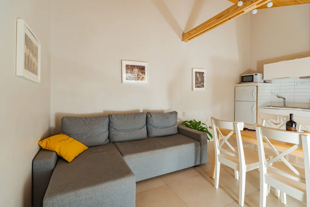 Коттедж Большая дача с 2 спальнями — Светлое