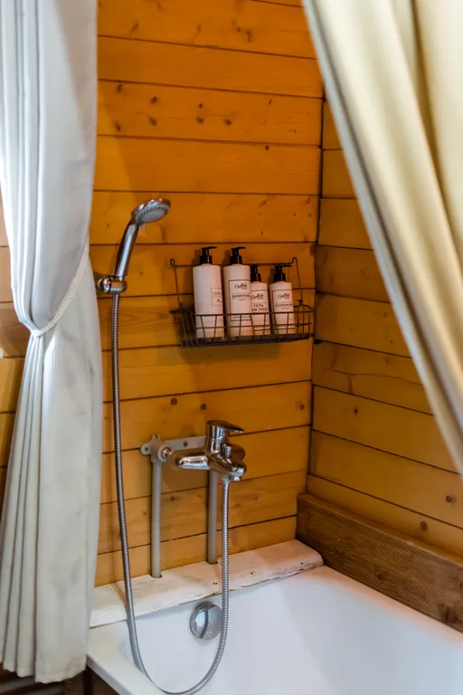 Хутор в лесу Розовый шмель