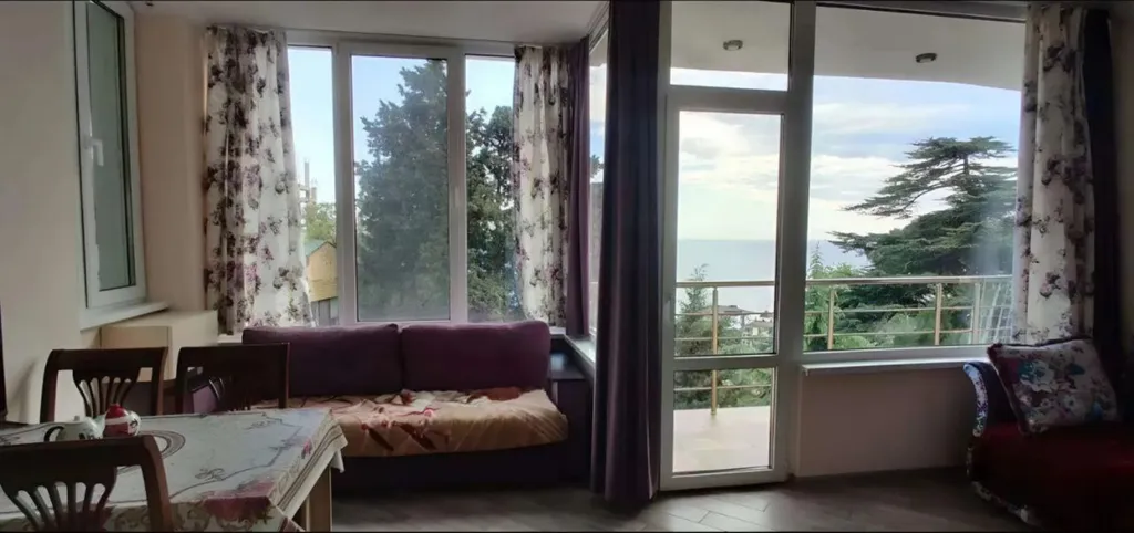 Апартаменты с видом на море, расписными стена и отдельной спальней