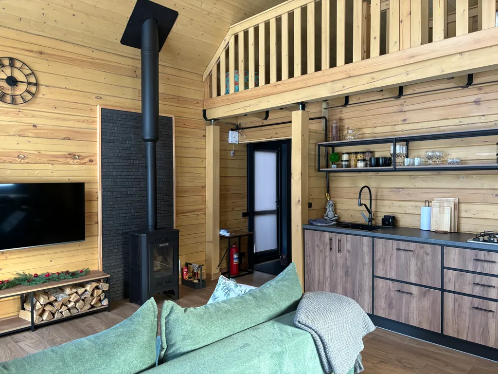 Уютный домик у леса с камином и панорамными окнами