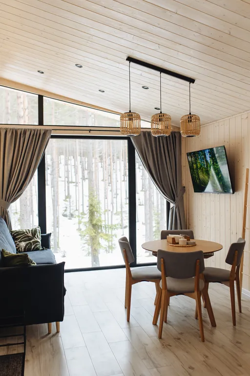 Домик в лесу с панорамными окнами