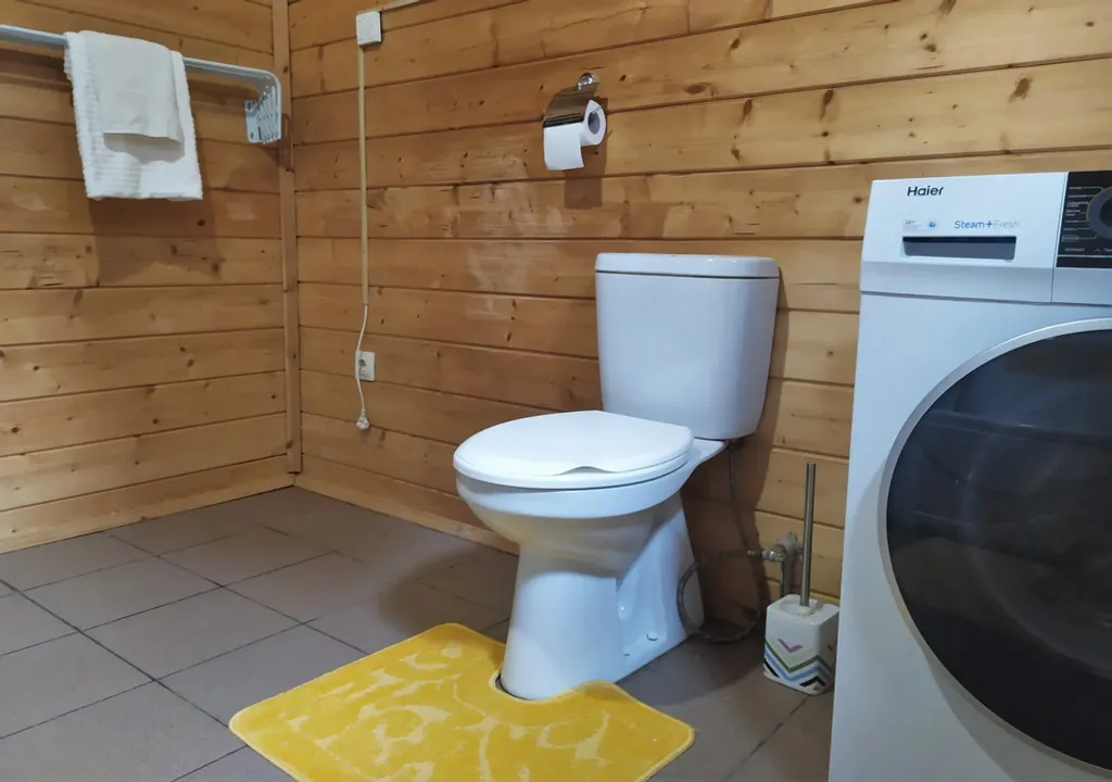 Дом с камином и с большим фруктовым садом