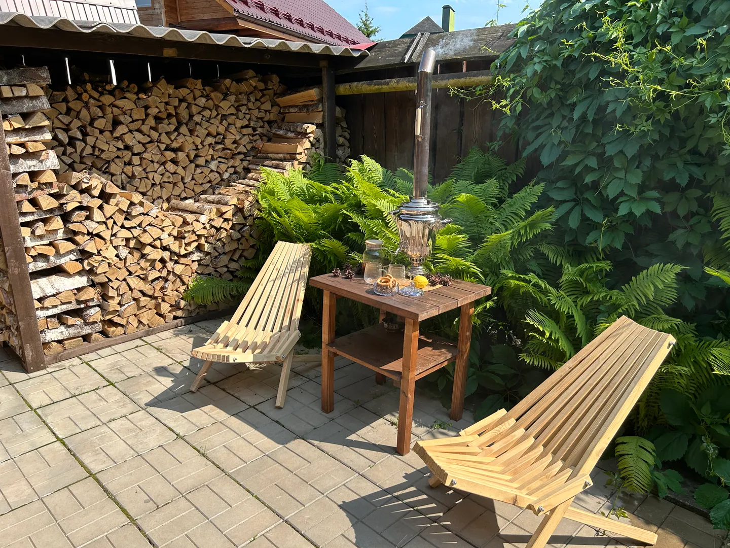 Огороженный дворик при бане