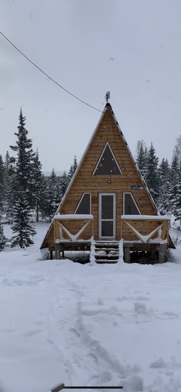 А-frame в окружении леса и гор