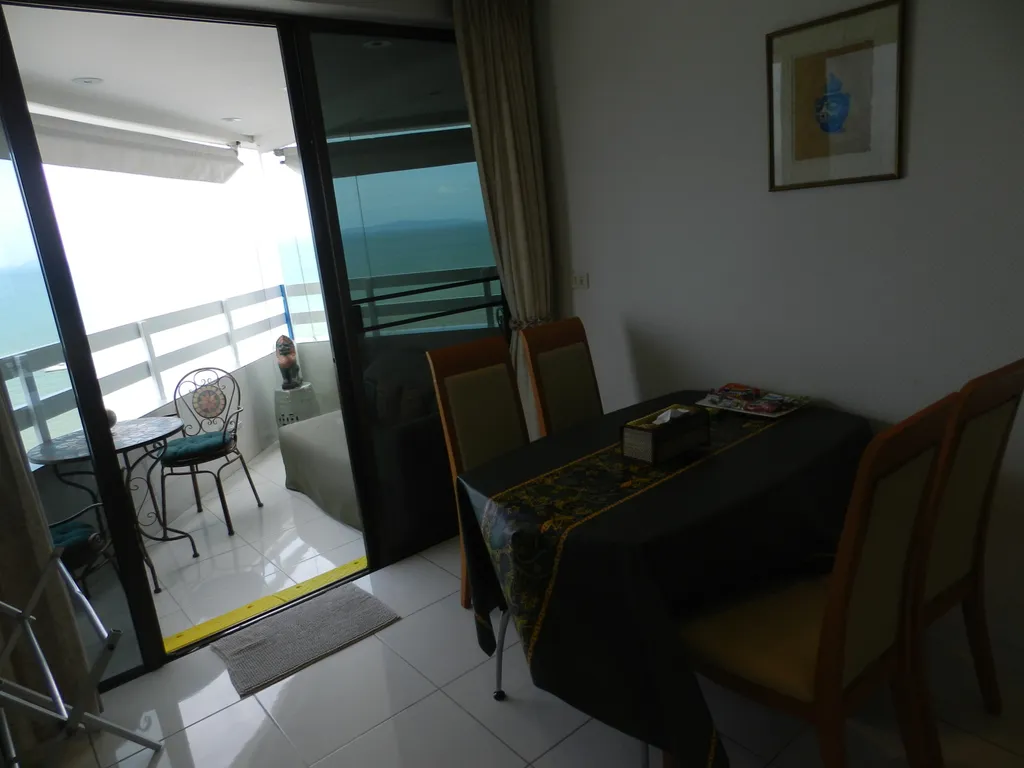 Студия с фронтальным видом на море