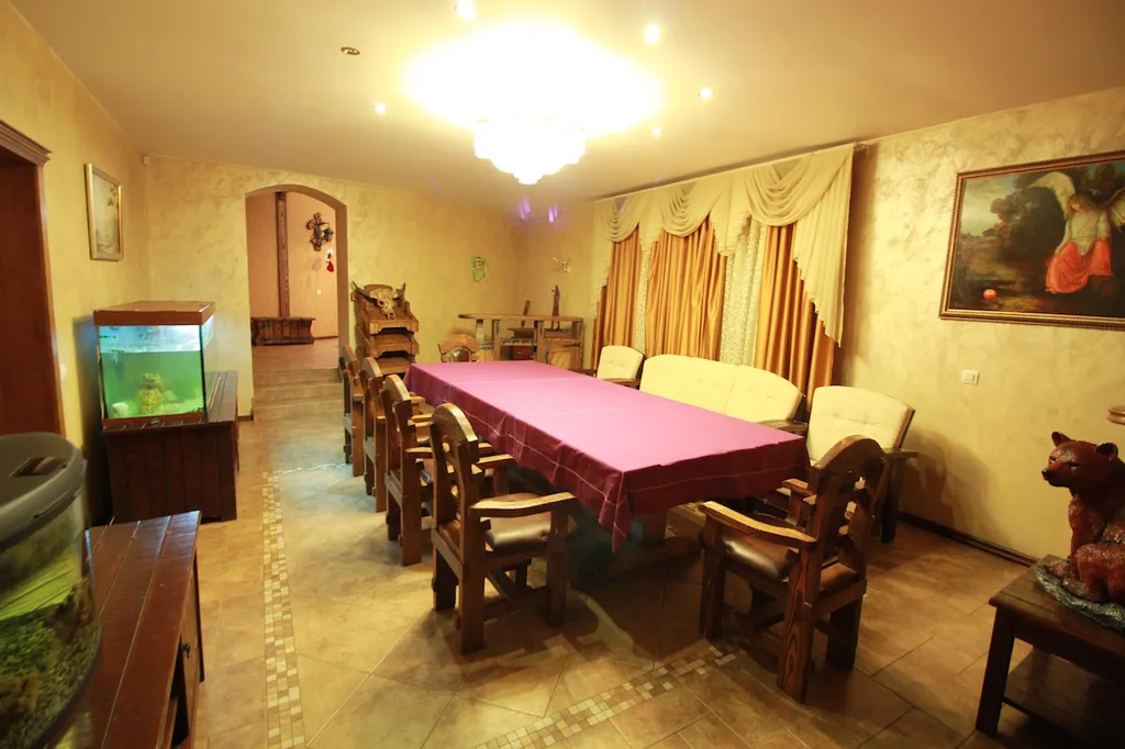 Шикарный коттедж с уютным средневековым интерьером