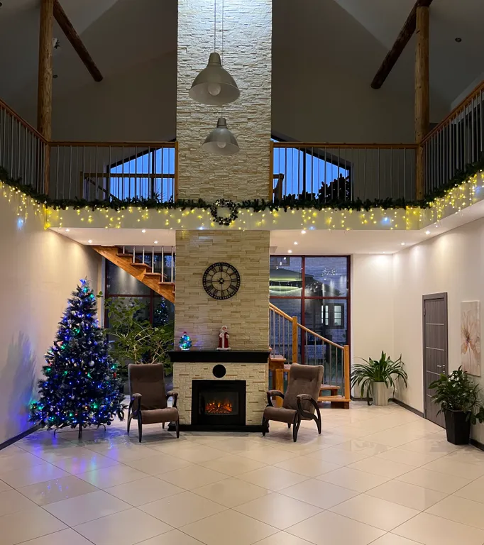 Стильный коттедж с панорамным остеклением у озера