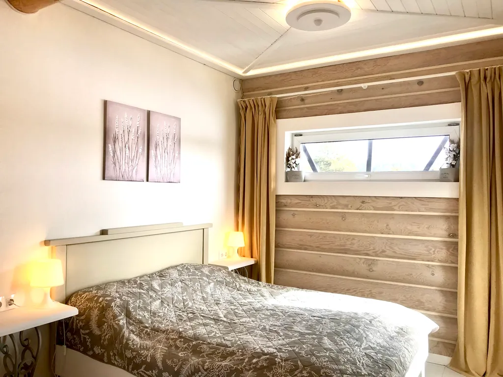 Дом на скале с видом на озеро