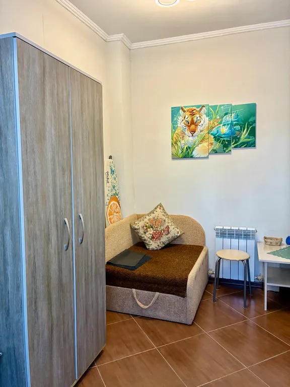 Уютная комната в частном доме со своим двором