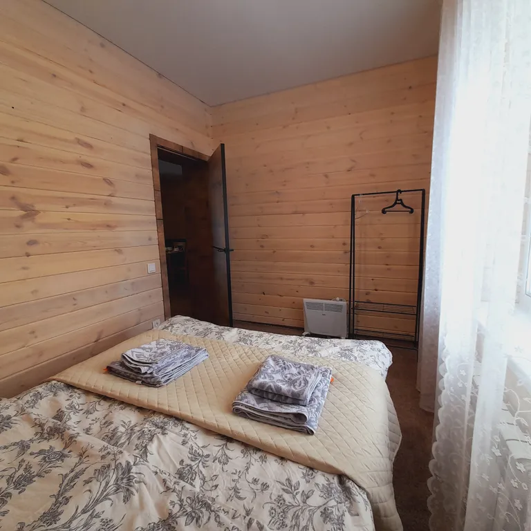 Гостевой дом в сосновом лесу в 15 минутах от курорта Манжерок