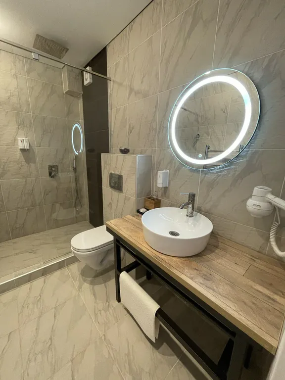 Уютный номер среди гор и сосен