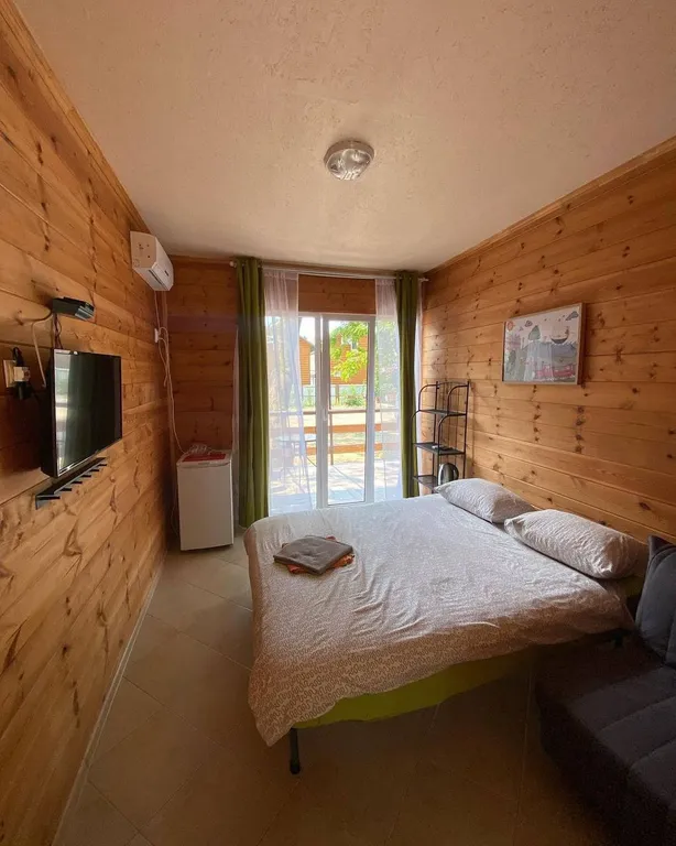 Двухкомнатный домик в 250 метрах от моря в тени деревьев