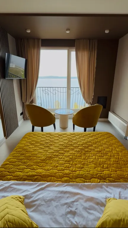 Квартира с видом на озеро