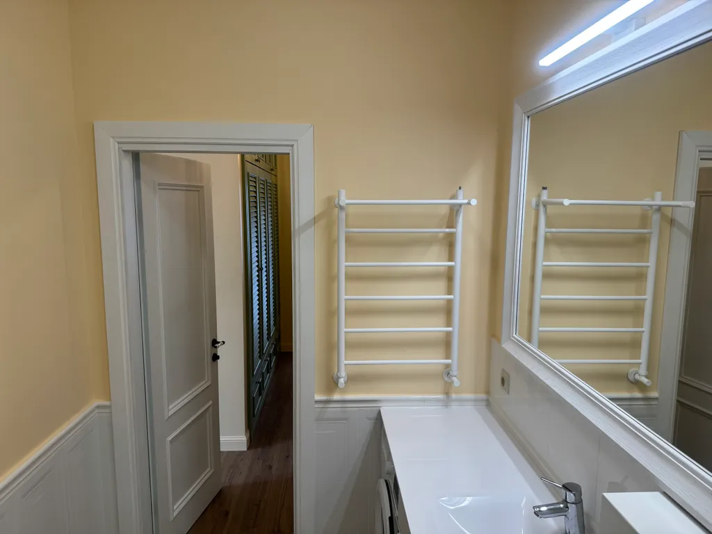 Солнечная квартира с мебелью из натурального дерева, рядом с морем