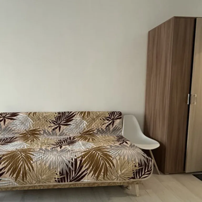 Уютная студия с видом на сквер Матери