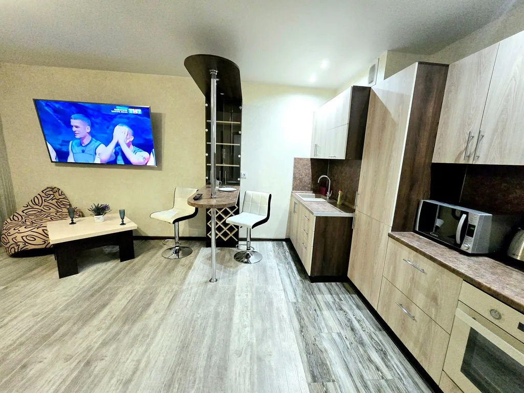 Шикарная квартира с огромным телевизором