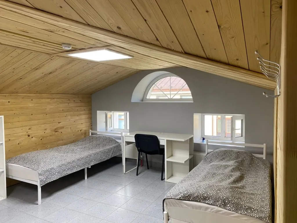 Пятиместный номер с общей ванной комнатой