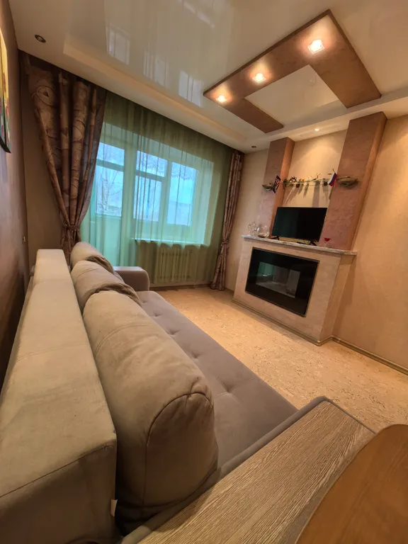 Счастливая матрешка с камином у вокзала Исакогорка