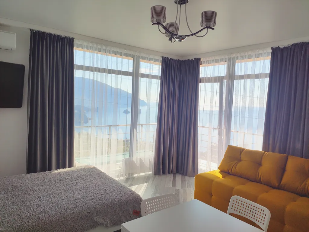 Квартира-студия с шикарным видом на море и гору Аю-Даг