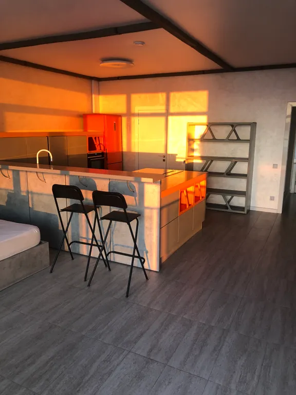 Яркая студия на берегу моря