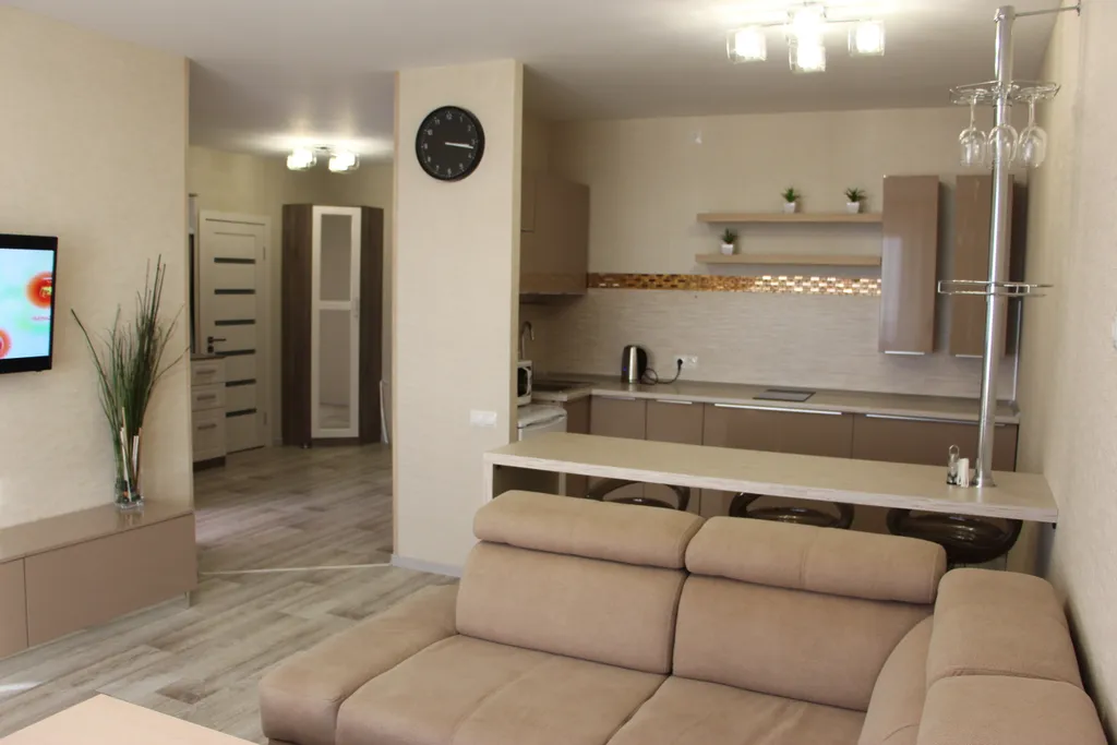 Просторная и комфортабельная евродвушка с балдахином над кроватью