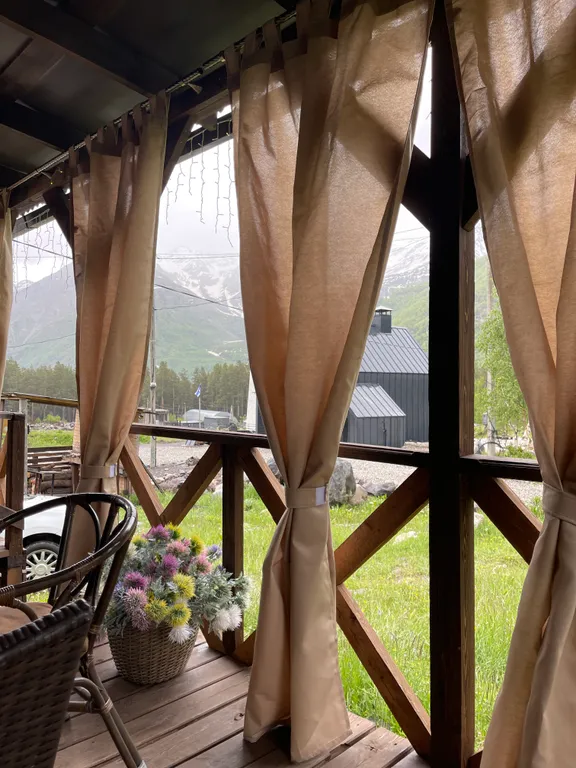 Домик с видом на горы