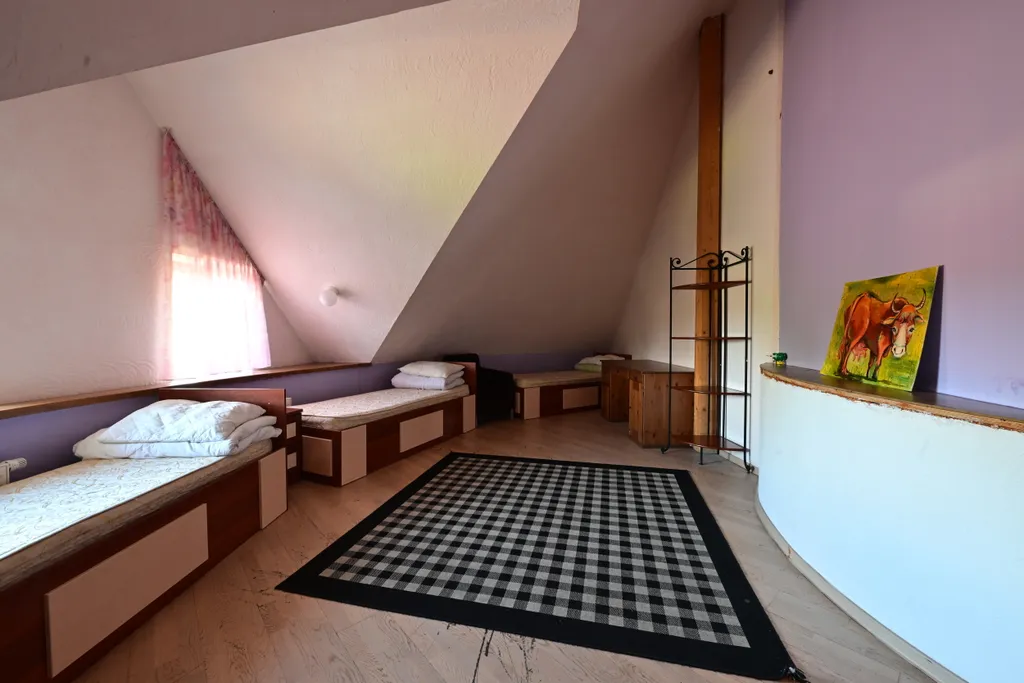 Шикарный коттедж с уютным средневековым интерьером