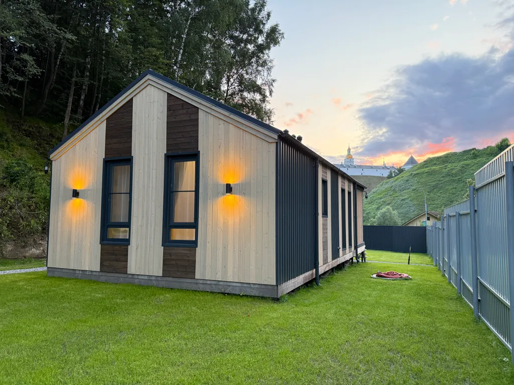 Дом Никольский с видом на главную достопримечательность