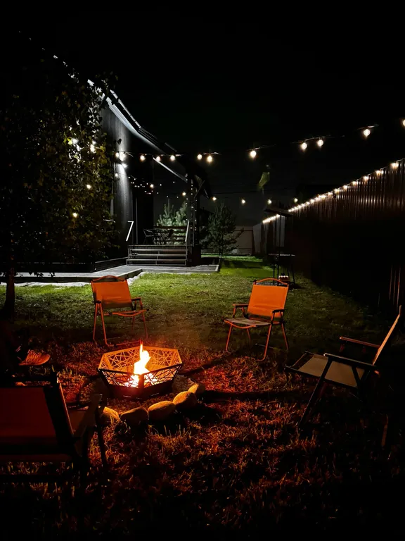 Стильный дом-шале с панорамными окнами, террасой и костровой зоной