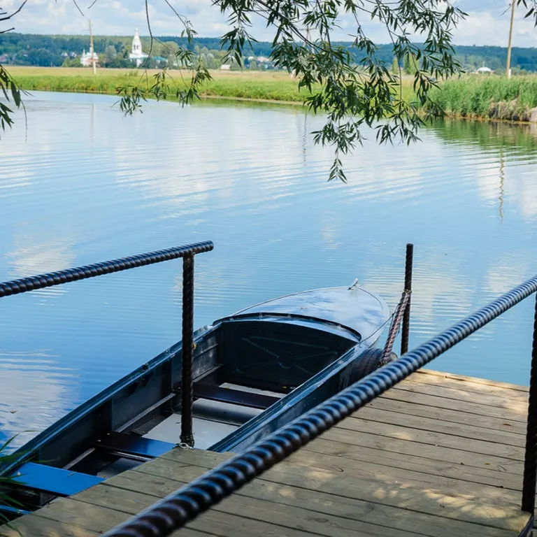 Домик прямо на берегу озера Тосканка